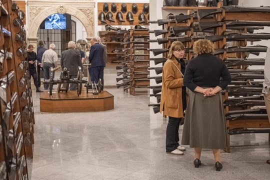 Muškety z třicetileté války i husitská dělová koule. Západočeské muzeum otevřelo zrenovovanou zbrojnici