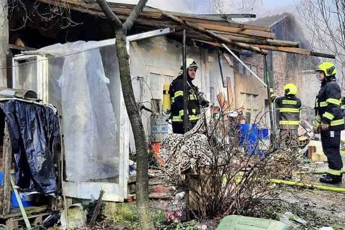 Na Domažlicku hořel drážní domek, kvůli riziku výbuchu nemohly místem projíždět vlaky