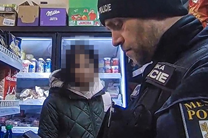 Pachatelku krádeže cigaret museli strážníci ztotožnit podle žákovské knížky