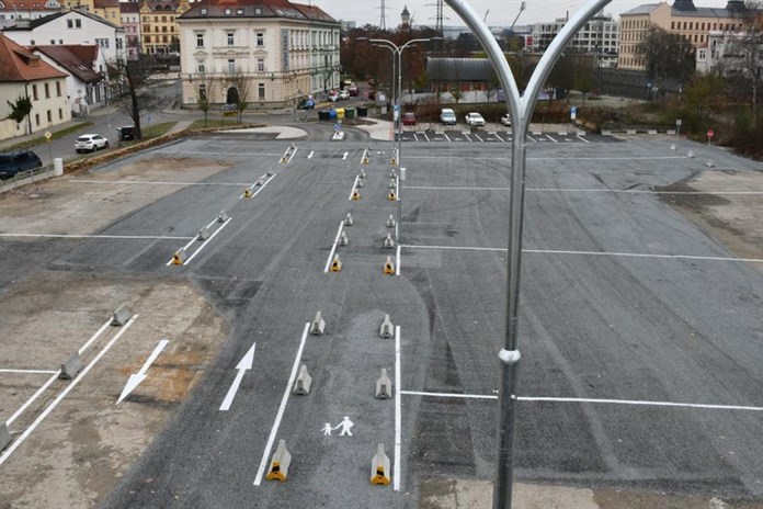 Konec bezplatného parkování pod mostem Generála Pattona, město vybudovalo parkoviště se závorou