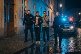 Noční doprovod z klubu skončil brutálním útokem. Rokycanští kriminalisté dopadli lupiče do šesti dnů