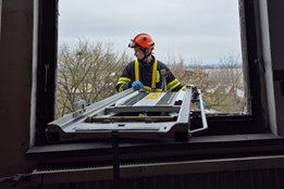 Aby se hasiči dostali k pacientovi, museli rozbít okno, pak ho...