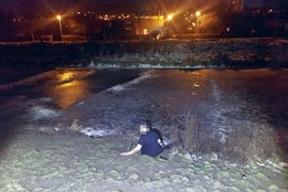 Lednové trable s opilci ve Zlíně: Muž ležel v tričku u zamrzlé řeky, žena si ustlala na sněhu