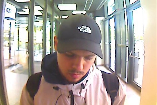 Vydávali se za příbuzné a vylákali z oběti statisíce. Poznáte osoby na fotkách?