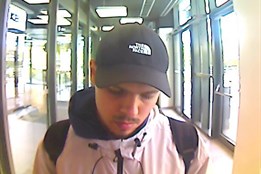 Vydávali se za příbuzné a vylákali z oběti statisíce. Poznáte osoby na fotkách?