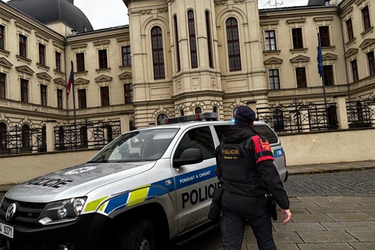 Anonym vyhrožuje uložením bomby na Okresním soudu v Plzni!