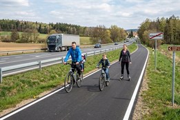 Konec kličkování mezi kamiony: Kralovice a Kožlany propojila bezpečná cyklostezka
