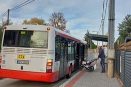 Obyvatelé Lhoty se dočkali. Mají kapacitnější dešťovou kanalizaci, modernější osvětlení i novou zastávku