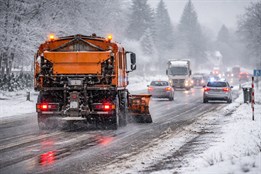 Plzeňský kraj pod sněhem: Dopravu komplikují nehody i uvízlá...