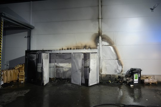 U nového obchodního centra v Plzni hořelo. Plameny poškodily fasádu i kontejnery