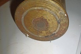 Místo hub našel muž na zahradě dělostřelecký granát