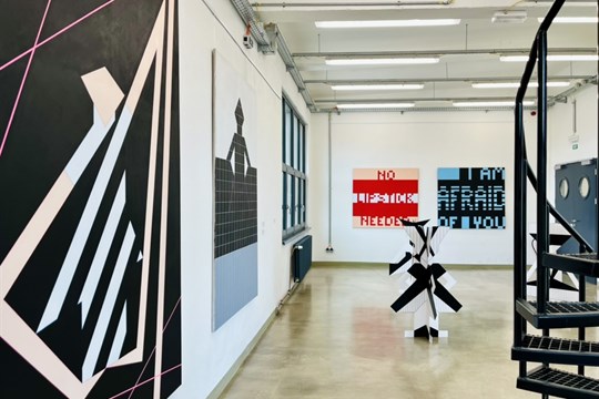 Velkorysé formáty i Bára Hrzánová: Galerie TOSTA v Plesné otevírá sezonu výstavou Velké jaro