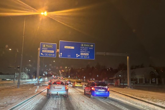 Plzeňský kraj pod sněhem: Silnice kloužou, nehody přibývají. Policie varuje řidiče!