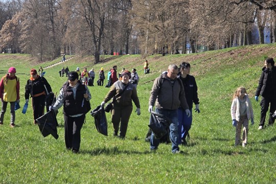 Jsme vděční za pomoc a oplatit ji, říkají Ukrajinci. V Plzni uklidili přes 52 tisíc metrů čtverečních