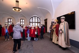 Primátor, hejtman a biskup koledovali na radnici i v ulicích Plzně