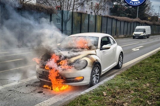 V Plzni u Kauflandu hořelo auto. A nebyl to elektromobil...
