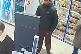 Policie pátrá po muži zachyceném na kamerách kvůli zneužití platební karty