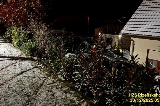 Řidič dodávky nezvládl svoje vozidlo, skončil havarovaný na pozemku rodinného domu