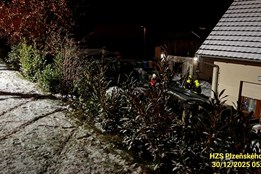 Řidič dodávky nezvládl svoje vozidlo, skončil havarovaný na pozemku rodinného domu