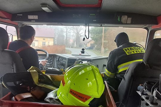 Drama v průmyslové hale na Tachovsku: Hasiči hasili kuličkovací stroj vápencem, cestu jim zablokoval bezohledný řidič