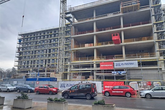 Nová budova Fakulty technologické roste jako… z betonu! Stavbaři drží tempo, za rok se má otevírat