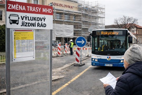 MHD v Rokycanech mění trasy: Kvůli opravě Sokolovny začíná dvouměsíční výluka 