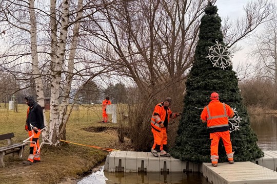 Borská přehrada se rozloučila s vánočním symbolem. Plovoucí stromek svítil rekordních 104 dní