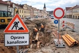 Domažlice čekají velké opravy kanalizací. Práce v ulicích předcházejí pokládce nových povrchů