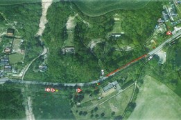 Motoristy čekají komplikace. Kvůli kácení stromů dopravu na Roudné řídí semafory