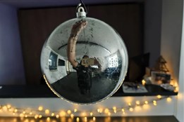 Dva opilci kradli na náměstí v Kroměříži ozdoby z vánočního stromu