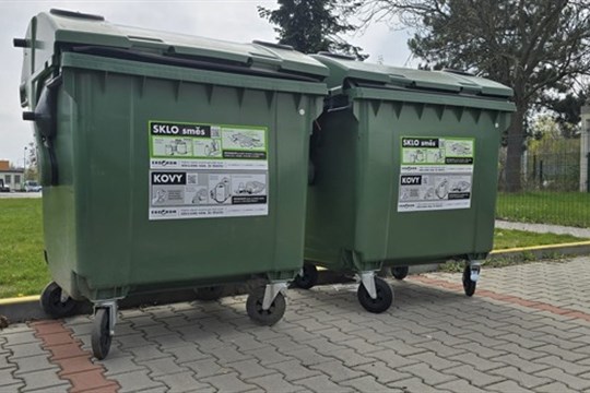 Plechovky patří do zeleného kontejneru. Plzeň jako první v zemi spouští společný sběr kovů a skla