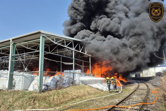 Hasiči zasahují v areálu TOMA v Otrokovicích, požár zachvátil zdejší sklad