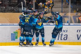 Zlín nechal Pardubice dotáhnout z 5:1 na 5:4, přesto sérii srovnal. O postupujícím se rozhodne v pátek