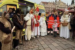 Plzeň zapsala rekord, na náměstí se sešlo 222 Mikulášů, čertů a andělů!