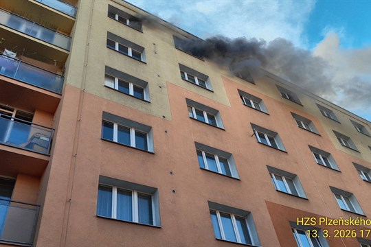 Z paneláku v Plzni na Doubravce šlehaly plameny. Hasiči vynesli zraněného, další obyvatele evakuovali