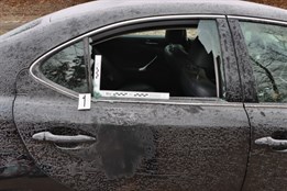 Auto není trezor! Plzeňští policisté řeší sérii vloupání do...