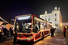Ulice Uherského Hradiště brázdí vánočně vyzdobená Poulička