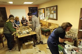 Zaplnily by celý byt. Skauti z Plzně posílají na Ukrajinu rekordní pomoc