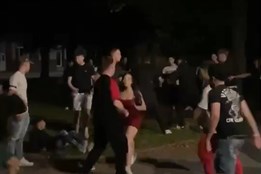 Před kulturním domem v Horní Bříze došlo k hromadné bitce