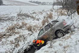 Sníh ochromil silnice, hasiči v pondělí vyjížděli k devíti nehodám