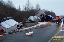 Zdemolovaný kamion zablokoval silnici u Plzně. Hasiči vyprošťovali řidiče!
