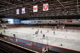 Cítíte u zimního stadionu v Klatovech čpavek? Jde o plánovanou údržbu, uklidňuje město