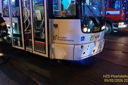 Vážná nehoda na Slovanech. Tramvaj srazila seniorku, utrpěla vážná zranění