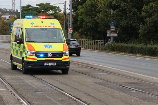Vážná nehoda na Slovanech. Tramvaj srazila seniorku, utrpěla vážná zranění