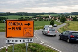 Práce na hlavním tahu I/26 budou pokračovat. Mezi Draženovem a Horšovským Týnem počítejte se zdržením
