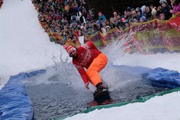 Divočina na závěr zimy: Na Špičáku se i letos pojede přes louži. Na čemkoliv