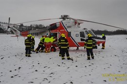 Střet tří aut a kamionu na Domažlicku skončil tragicky. Na místě zasahoval i vrtulník