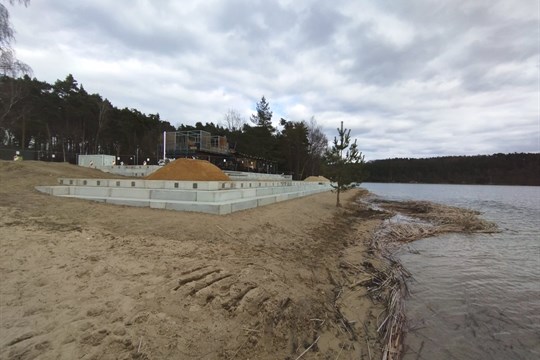 Větší komfort pro plavce: Plzeň instaluje na Boleváku nová plovoucí mola